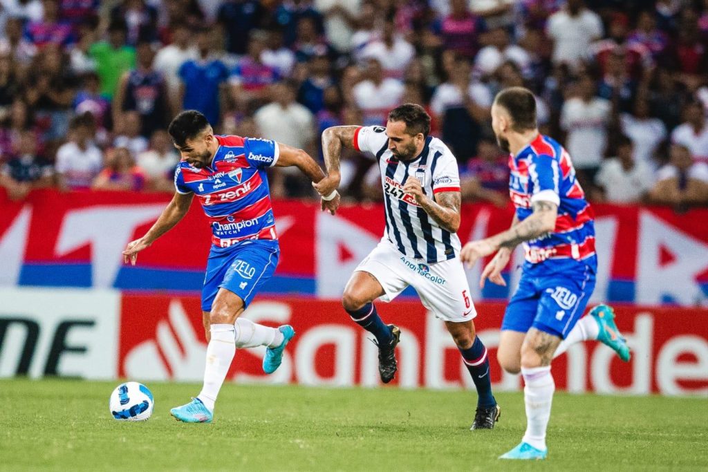 Fortaleza le ganó a Alianza Lima y ahora Colo Colo debería hacer lo propio frente a River Plate por la fecha de Copa Libertadores como para llegar con esperanzas a la última fecha.