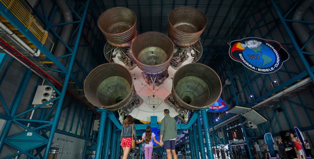 El Kennedy Space Center Visitor Complex da vida a la épica historia del programa espacial de EE.UU., que ofrece un día completo o más de diversión, inspiración y actividades educativas.