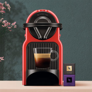 Nespresso tendrá hasta el 8 de mayo increíbles beneficios en máquinas de su sistema Original – Essenza Mini e Inissia. Estas máquinas son ideales para los amantes del café Espresso italiano, los consumidores más tradicionales y clásicos.