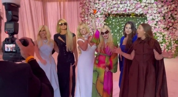 Finalmente Britney Spears se casó y a la fiesta no faltaron ni los vestidos caros ni los lujos, mucho menos las figuras que la acompañaron, entre ellas las reconocidas Madonna, Drew Barrymoore y Selena Gómez que cantaron juntas en un show íntimo.
