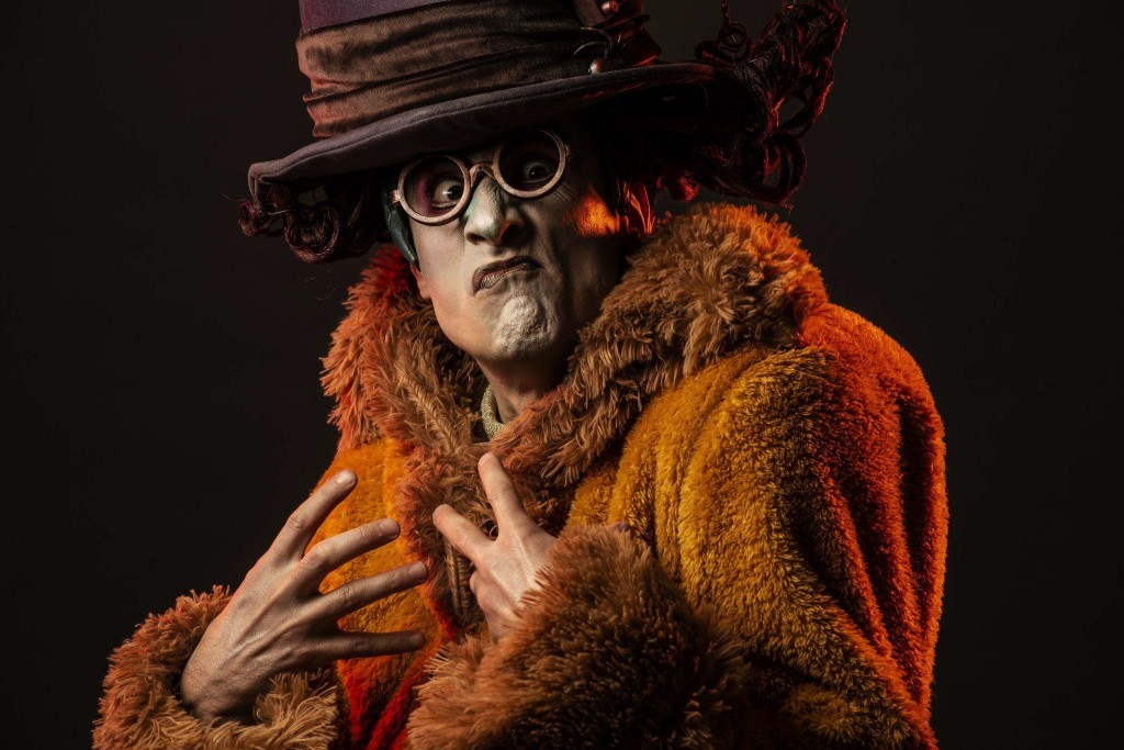 Jíjop en el Galpón de Guevara. En la obra conviven distintos lenguajes escénicos como el teatro físico, teatro negro, mascara neutra, herramientas expresivas de la técnica Le coq y las danzas urbanas como el popping, que llevarán a los espectadores a un universo fantástico y surrealista.