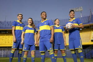 Adidas presentó la nueva camiseta titular de Boca Juniors para la temporada 2022/23. Inspirada en fines de la década del ’80 y de principios del ´90, la nueva camiseta hace un guiño al equipo campeón del Apertura 1992, un título muy recordado por la hinchada de Boca.