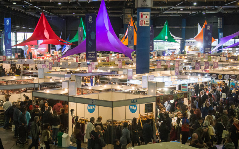 Caminos y Sabores vuelve y abre sus puertas el jueves 7 hasta el domingo 10 de julio de 12 a 20 h en la Rural de Palermo. El Gran Mercado Argentino representa la cultura y los aromas de todo el país en un solo lugar.