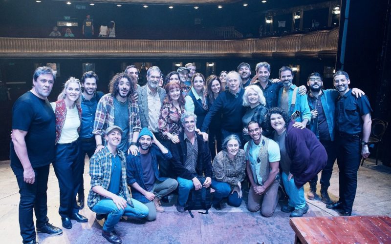 todo el elenco de Come From Away junto a Joan Manuel Serrat