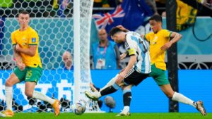 Lio Messi haciendo un gol a Australia por los octavos de final de la copa del mundo Qatar 2022