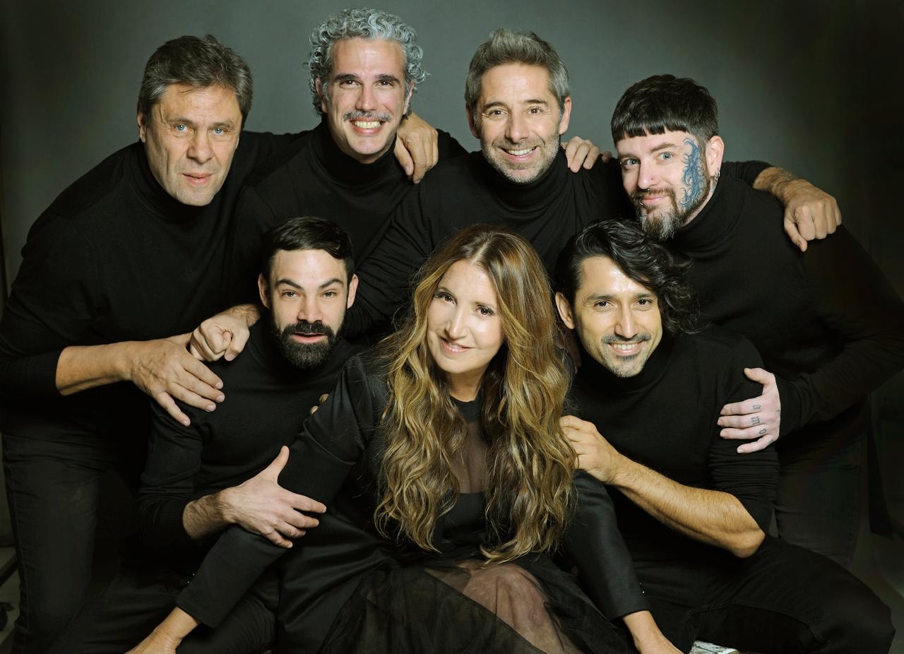 Carla Calabrese junto a Sergio Albertoni (director de producción) Santiago Rosso (Director musical) Sebastián Mazzoni (Director vocal) Agustin Pérez Costa (Director coreográfico) Tadeo Jones (Director de arte y escenografíco) y Pato Wittis (Director asistente)