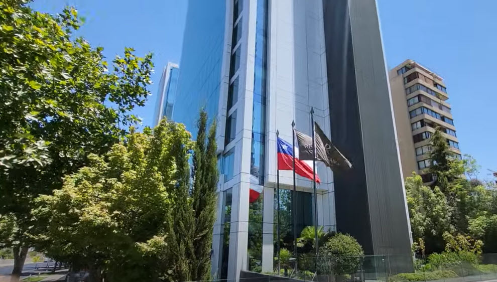 Renaissance Santiago Hotel se posiciona como un referente en la industria hotelera, combinando lujo, confort y un firme compromiso con la sustentabilidad.