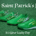 # Umbro Revoluciona el Día de San Patricio con su Edición Limitada de Botines **17 de marzo de 2025** – En el marco de una de las festividades más celebradas a nivel mundial, **Umbro** lanza su exclusivo **St. Patrick's Pack**, una edición limitada de botines que fusiona tradición y modernidad para rendir homenaje al Día de San Patricio. ## Botines Inspirados en la Cultura Irlandesa La nueva campaña de Umbro presenta modelos icónicos como el **Pro 5 Bump** y el **Pro 5 Jr.** para futsal, junto a las líneas **Adamant Top Speed Pro** (campo) y **Adamant Master Class Pro** (campo y sintético). Con un diseño **único** y una paleta de colores que destaca el **verde** con detalles en blanco y dorado, estos botines lucen el inconfundible gráfico del **trébol de tres hojas**, símbolo de la buena fortuna en Irlanda. ## Diseño y Presentación Exclusiva El **St. Patrick's Pack** no solo sorprende por sus botines de alto rendimiento, sino también por su **presentación exclusiva**. Cada par viene en una caja personalizada que incorpora gráficos inspirados en prendas tradicionales irlandesas y acabados en barniz y dorado. En el interior, los botines se acompañan de una plancha de **stickers** diseñada por la ilustradora **Sarah Kamada**, en la que se destacan iconos tradicionales de San Patricio y se resaltan las características técnicas y estéticas del producto. ## Compromiso con el Fútbol Argentino Con este lanzamiento, **Umbro** reafirma su compromiso con el **fútbol argentino**, aportando innovación y estilo a los jugadores y aficionados. La edición limitada se comercializará a través del [e-commerce de Umbro](https://tienda.umbro.com.ar) y estará disponible en las principales casas de deporte del país. Para conocer más noticias y novedades del mundo deportivo, visita nuestra [sección de Deportes](https://latamnoticias.com/deportes). ## Acerca de Umbro y Grupo Dass **Umbro**, reconocida mundialmente por su concepto **“Taylored”** en indumentaria deportiva, se ha consolidado como una marca líder en el ámbito futbolístico. En Argentina, la marca forma parte del **Grupo Dass**, el mayor grupo industrial de América Latina, responsable de soluciones integrales para marcas deportivas. Con presencia en 33 países y un compromiso con la excelencia, Grupo Dass respalda tanto a Umbro como a otras marcas de renombre. Para más detalles sobre la trayectoria de Umbro, te invitamos a visitar el [sitio oficial de Umbro](https://www.umbro.com). --- **Fuente:** [latamnoticias.com](https://latamnoticias.com) | Información completa en [Umbro presenta el pack St. Patrick's](https://tienda.umbro.com.ar)