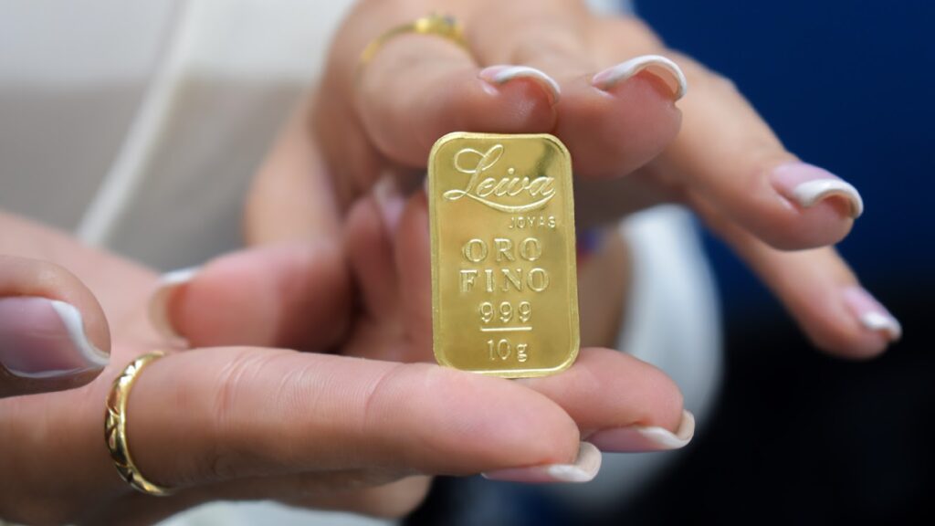 Furor por el oro: como acceder fácil y con bajos montos a la inversión del momento
Leiva Joyas posee su propia línea de lingotes de oro certificados, disponibles en versiones de 1, 5, 10, 20 y 50 gramos. Esta propuesta, acerca cada vez a más personas la posibilidad de invertir de forma segura y tangible en uno de los activos más valorados del mundo: el oro.
En lo que va del 2025, el precio del oro no solo se mantuvo firme, sino que superó los 3.500 dólares por onza, marcando un nuevo récord histórico y confirmando su posición como el refugio financiero por excelencia en tiempos de incertidumbre. Frente a la volatilidad de otros instrumentos, como las criptomonedas o las acciones, el oro demostró ser una alternativa sólida y confiable.
¿Por qué elegir oro?
A lo largo de la historia, los metales preciosos, y el oro en particular, han sido elegidos como resguardo de valor. Su alta demanda global, su aceptación universal y su rol como materia prima en industrias estratégicas lo convierten en un activo que siempre encuentra su lugar en la economía real.
El oro no depende de decisiones políticas ni de movimientos bursátiles abruptos. Es físico, tiene liquidez inmediata y, a diferencia del dinero fiduciario, no se devalúa por emisión. Además, invertir en lingotes permite una entrada gradual y controlada al mundo financiero, ideal tanto para quienes buscan diversificar su cartera como para aquellos que recién comienzan.
Lingotes certificados, con garantía de por vida
Los productos de Leiva Joyas se entregan con un certificado de pureza y autenticidad, garantizado por la casa. Cada lingote está fabricado en oro de 24 kilates (999) y es verificado por profesionales especializados. Este respaldo permite que cualquier persona pueda comprar con tranquilidad.
Los lingotes están disponibles tanto en el salón de ventas de Av. Corrientes 2827, como en su shop online, con envíos seguros a todo el país. Para quienes lo deseen, también existe la posibilidad de realizar una tasación gratuita de joyas y utilizar ese valor como parte de pago de los lingotes.
Guardado gratuito y seguro
Una de las novedades más valoradas por los clientes es el servicio de guardado gratuito. A través de una plataforma exclusiva, Leiva Joyas permite almacenar los lingotes en un espacio seguro dentro de su joyería, sin costo adicional ni plazos máximos.
No se requiere una cantidad mínima para acceder a este beneficio. Cualquier compra, incluso de un solo gramo, puede ser resguardada bajo condiciones de seguridad 24/7, con la posibilidad de consultar y solicitar los lingotes en el momento que el cliente lo desee.
https://youtu.be/rksE7GXdqyE (incorporar el video para que sea visualizable en la nota)
Atención personalizada y asesoramiento profesional
Cada inversión es única. Por eso, el equipo de Leiva joyas ofrece asesoramiento individual a quienes desean iniciarse en el mundo del oro o profundizar su estrategia patrimonial. El objetivo es acompañar al cliente en cada etapa del proceso: desde la consulta inicial hasta la compra.
Para conocer más, ingresar al shop online de Leiva Joyas o comunicarse por WhatsApp. También podés visitar su salón en Av. Corrientes 2827 y comenzar hoy mismo a construir tu resguardo en oro.