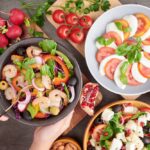 Cómo vivir mejor: pequeñas rutinas que ganan lugar en la vida urbana Durante mucho tiempo, la idea de “vivir mejor” estuvo asociada a alcanzar determinados niveles de consumo o éxito profesional. Sin embargo, en los últimos años comenzó a instalarse otra mirada, más vinculada con el equilibrio cotidiano y el bienestar personal. Cada vez más personas incorporan pequeñas rutinas que buscan mejorar la calidad de vida, desde hábitos de descanso hasta momentos de desconexión digital o actividades físicas moderadas. Se trata de cambios simples en la vida diaria que ayudan a construir una sensación de mayor bienestar. El valor de las pausas Uno de los cambios más visibles tiene que ver con la forma en que se organiza el tiempo. En un contexto de hiperconectividad constante, muchas personas comenzaron a incorporar pausas deliberadas en su rutina. Caminar sin el celular, tomar un café sin revisar notificaciones o dedicar algunos minutos al silencio se volvieron prácticas cada vez más valoradas. Estas pequeñas interrupciones permiten cortar con el ritmo acelerado de la jornada y recuperar momentos de atención plena. Especialistas en bienestar coinciden en que no se trata de eliminar la tecnología, sino de aprender a generar espacios de descanso mental dentro del día. Movimiento y comunidad El bienestar también empezó a vincularse con la necesidad de compartir actividades con otros. Caminar con amigos, sumarse a clases colectivas al aire libre o participar en pequeños clubes de running son algunas de las formas en que la actividad física se convirtió también en un espacio de encuentro. Más allá del ejercicio en sí, estas prácticas ofrecen algo que muchas veces escasea en las rutinas urbanas: tiempo de socialización fuera de las obligaciones laborales o familiares. Conversar mientras se camina, compartir un entrenamiento o simplemente coincidir en un espacio común permite construir vínculos y generar una sensación de comunidad que también impacta en el bienestar. En un contexto donde muchas dinámicas cotidianas se volvieron más individuales o digitales, estas actividades recuperan algo simple pero valioso: la experiencia de hacer cosas juntos. Dormir mejor El descanso también empezó a ocupar un lugar central en la conversación sobre bienestar. Dormir bien dejó de verse como un lujo para convertirse en una necesidad clave para la salud física y mental. Algunas rutinas simples como reducir el uso del celular antes de dormir, mantener horarios más regulares o crear ambientes más tranquilos en el hogar, comenzaron a formar parte de hábitos cotidianos para mejorar la calidad del sueño. Este cambio refleja una toma de conciencia cada vez mayor sobre el impacto que el descanso tiene en la energía, el estado de ánimo y la concentración. Una búsqueda abierta A diferencia de otras épocas marcadas por la búsqueda de rendimiento constante, las nuevas conversaciones sobre bienestar suelen alejarse de la idea de perfección o disciplina absoluta. En lugar de imponer reglas estrictas, muchas personas adoptan una lógica más flexible, donde los hábitos saludables se integran de manera gradual y realista a la vida diaria. Más que alcanzar un modelo ideal, el objetivo pasa por encontrar formas sostenibles de sentirse mejor en el propio ritmo de vida. La idea de vivir mejor no responde a una única fórmula. Para algunos puede implicar dedicar más tiempo al descanso; para otros, incorporar actividad física, espacios de creatividad o momentos de desconexión. En un mundo cada vez más acelerado, estas pequeñas rutinas parecen responder a una misma necesidad: recuperar el equilibrio en medio de la vida cotidiana.